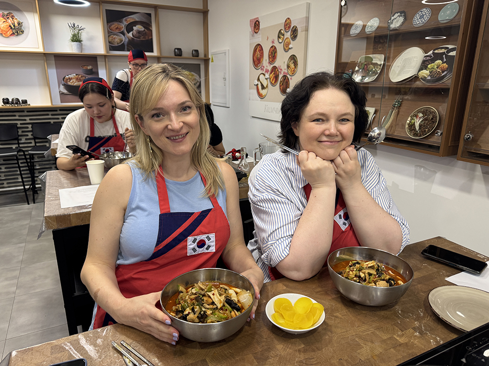 Участники пробуют на вкус суп из морепродуктов