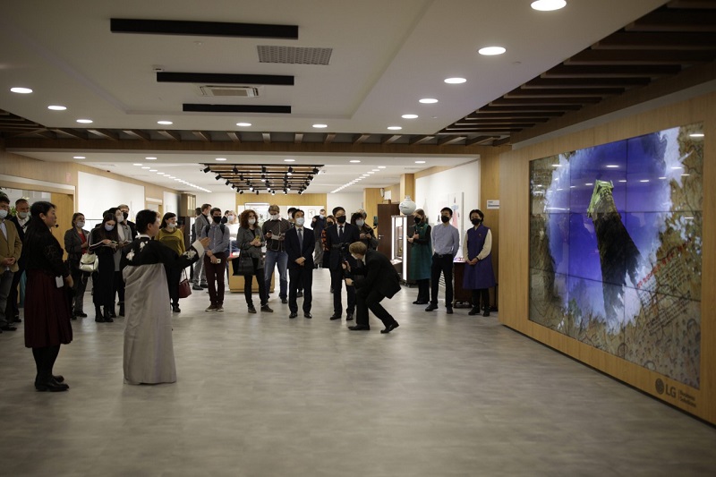 문화원 공간을 설명중인 위명재 문화원장