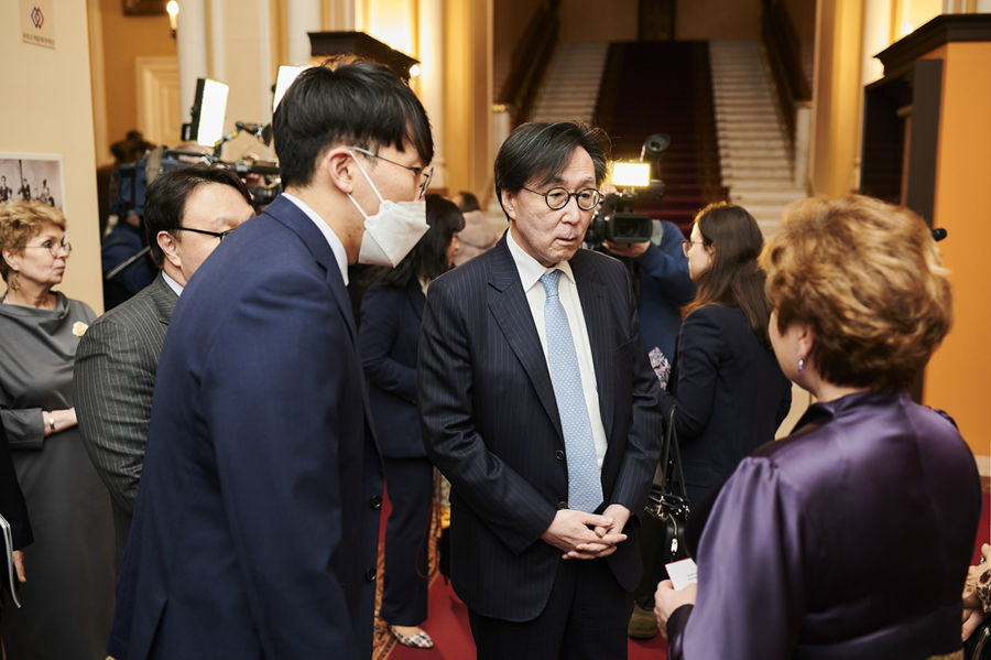 ▲ Генеральный директор музеев Московского Кремля Елена Гагарина и чрезвычайный Посол Республики Корея в Российской Федерации Чжанг Хо Джин