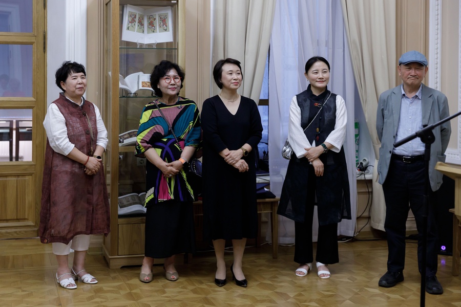 ▲ Слева направо: художницы Квон Мэ Хва и Ким Мун Чжон, директор «Пушкинского дома» Ким Сон Мён, художница Сон Чжин Сок, профессор Юн Бом Мо