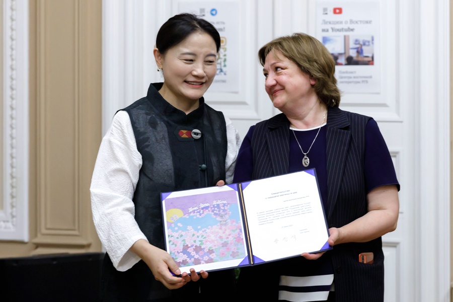 ▲ Передача картины в дар Центру восточной литературы РГБ