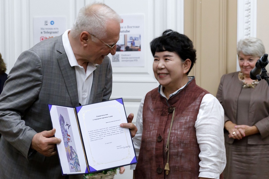 ▲ Передача картины в дар Музею русской иконы