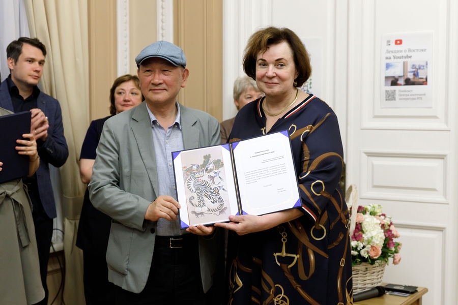 ▲ Передача картины в дар МГУ