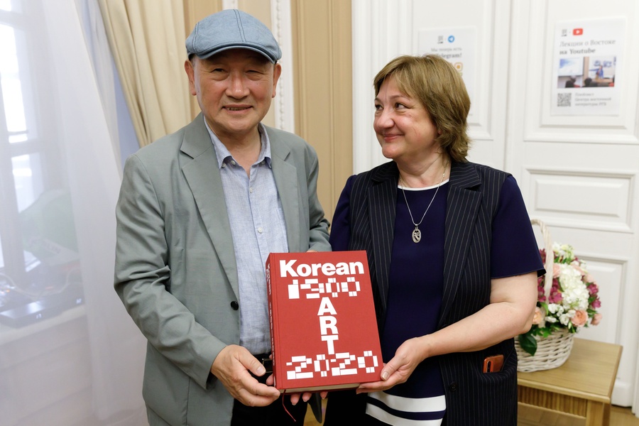 ▲ Юн Бом Мо передает в дар книгу «Корейское искусство 1900-2020» Марине Меланьиной