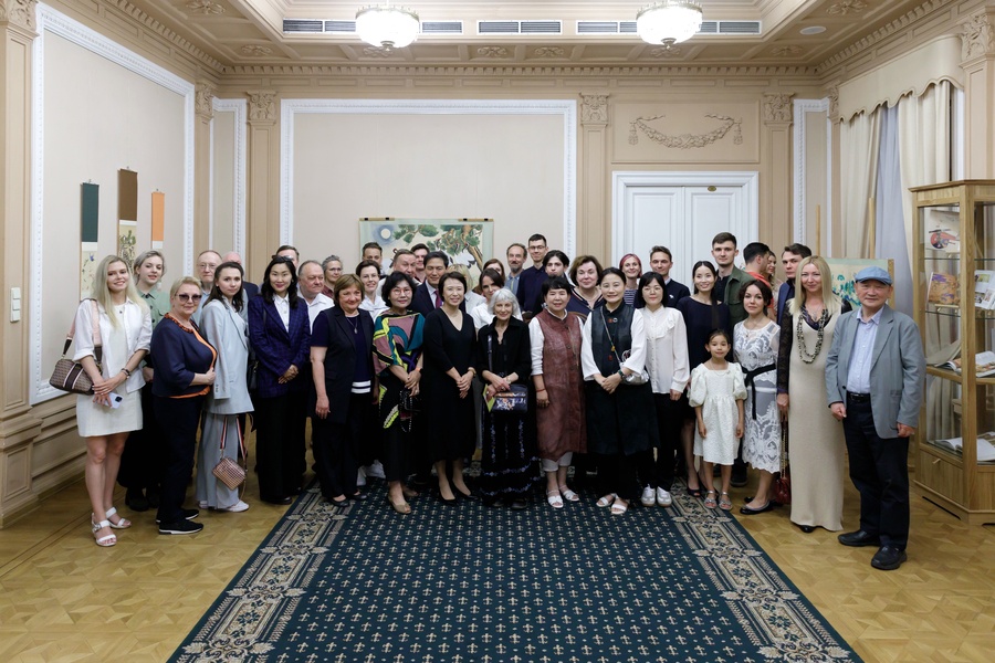 ▲ Общее фото участников вернисажа