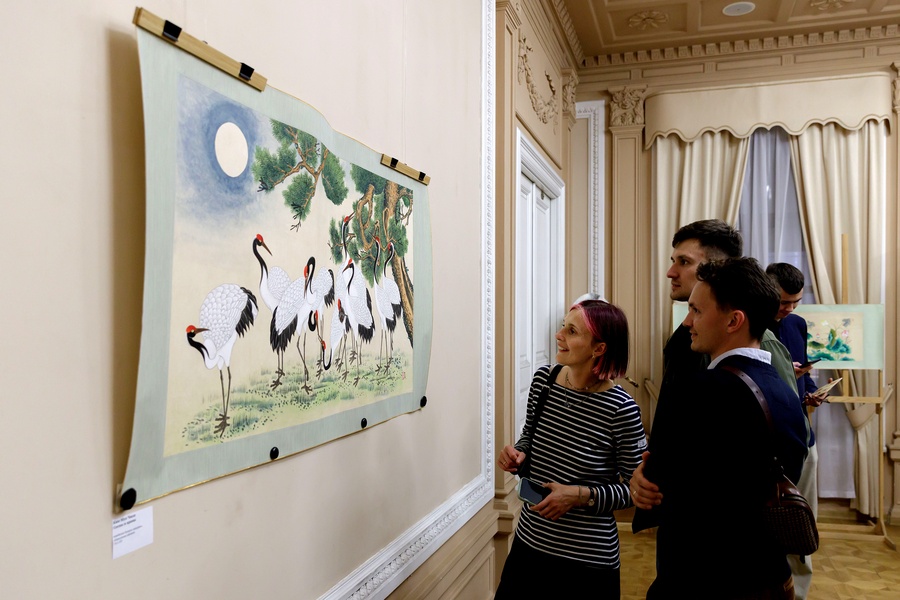 ▲ Посетители рассматривают картину минхва