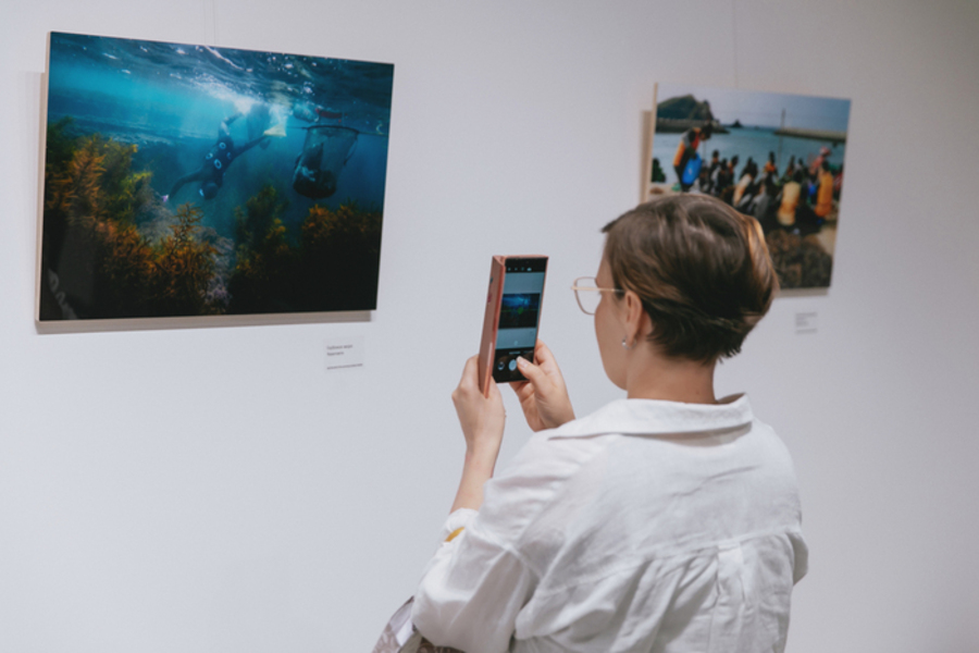 ▲ 전시를 관람하는 현지인-1