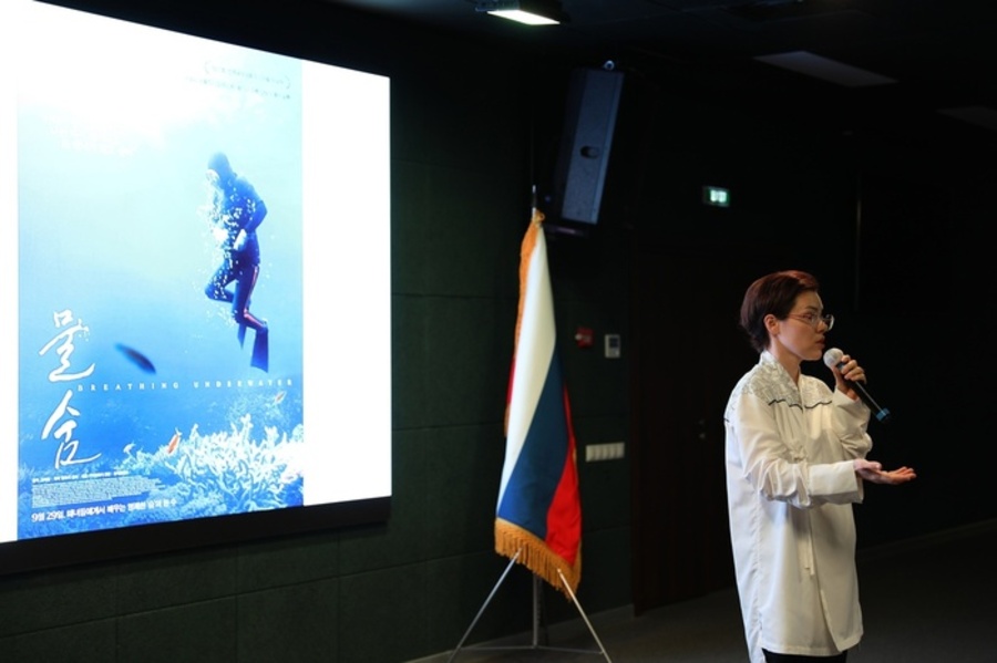 ▲ Лектор Елена Хохлова рассказывает о культуре хэнё