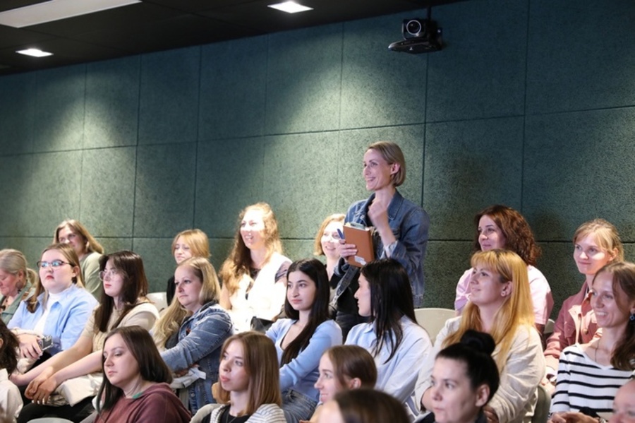 ▲ Участники лекции задают вопросы о культуре хэнё