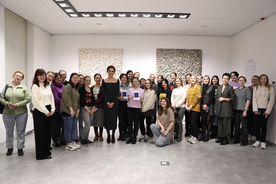 ▲ 큐레이터 폴리나 아스케리와 전시회 개막식 참석자들