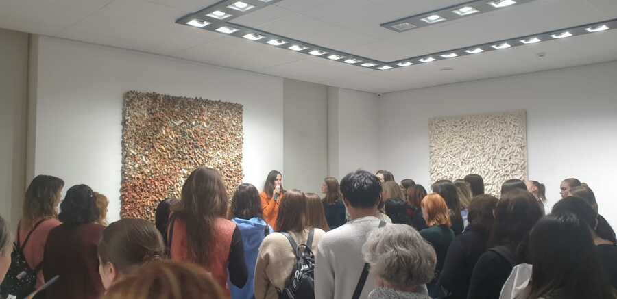 ▲ 전광영 작가의 작품세계에 대해 설명하는 큐레이터 폴리나 아스케리