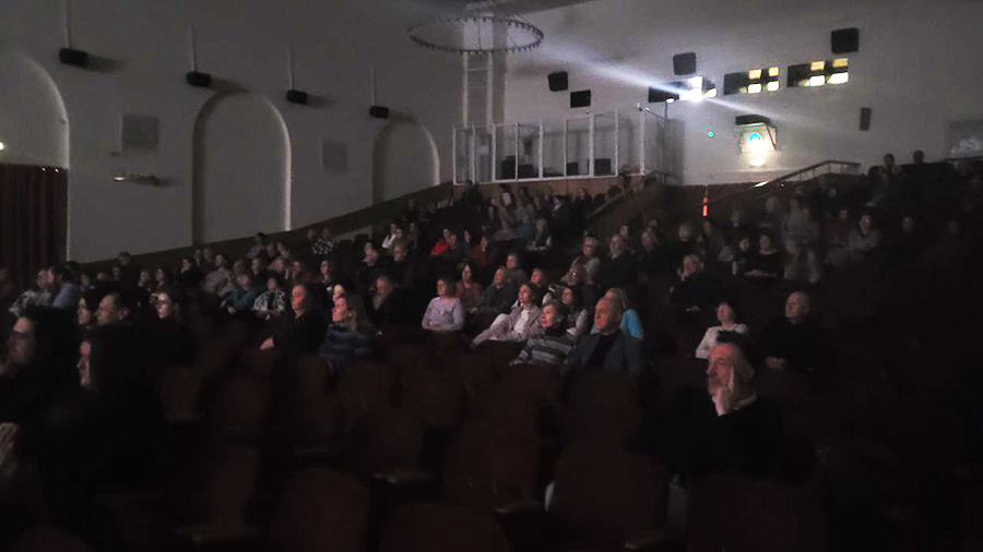 영화를 관람하는 관객들