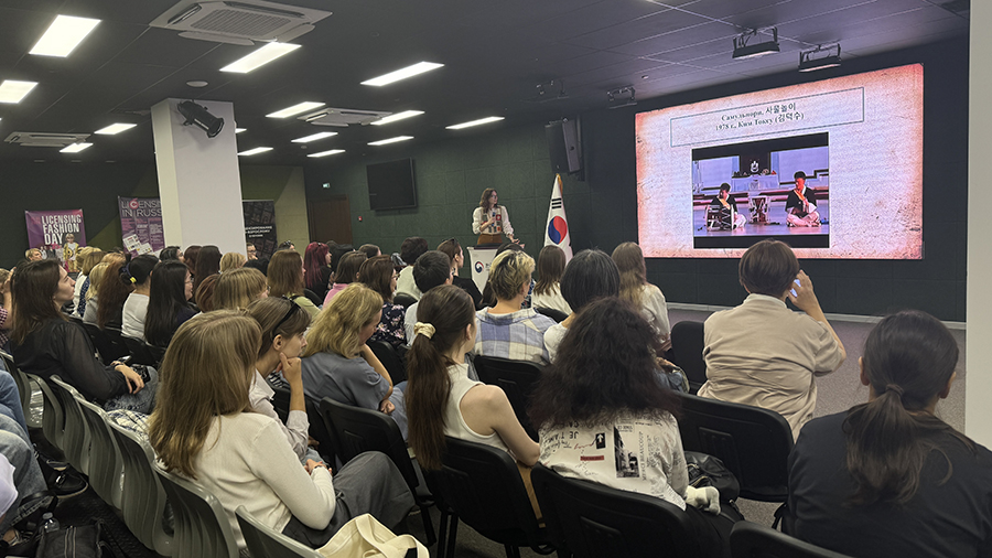 Зрители смотрят видео с выступлением самульнористов