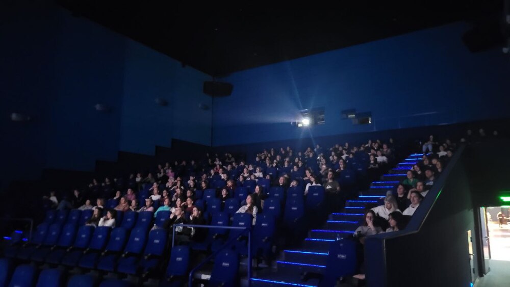 ▲ Зрители во время просмотра