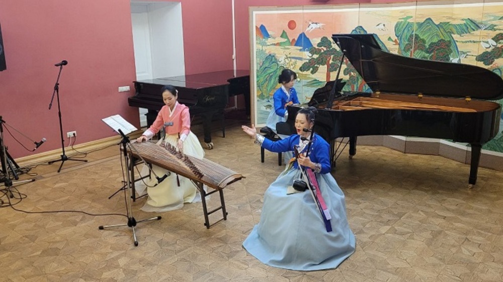 ▲Ча Юнджин и ансамбль «Уллим»