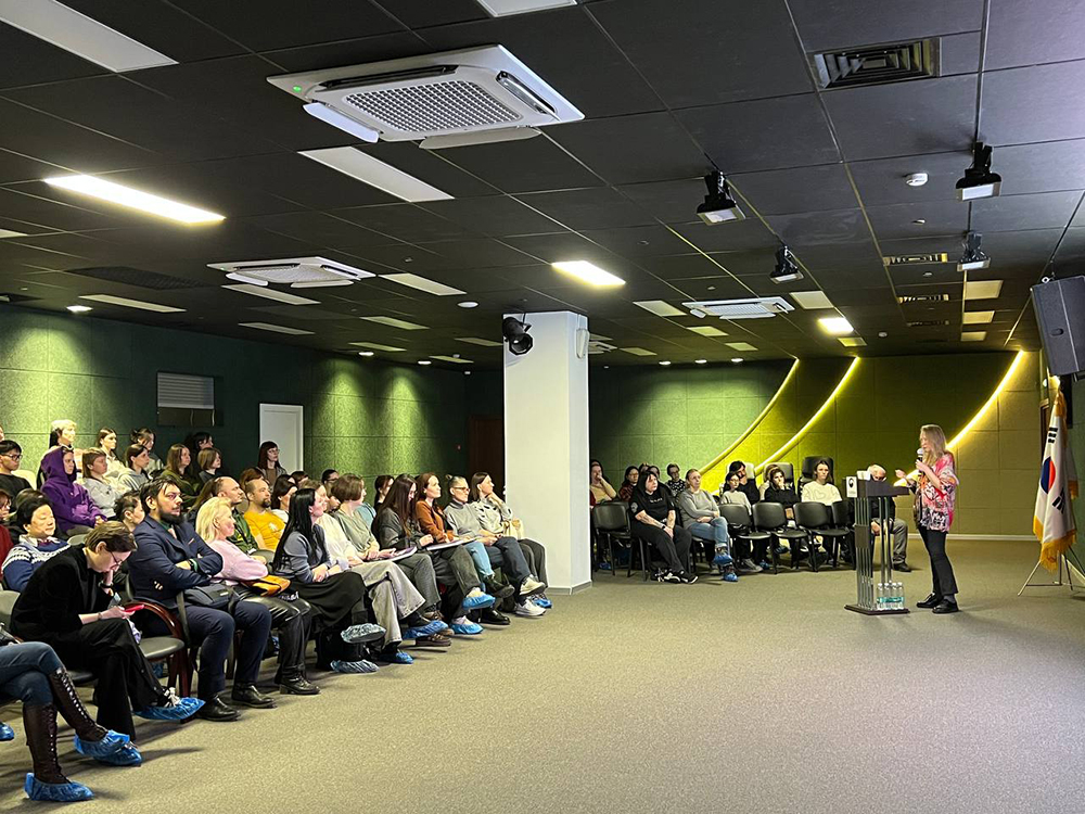 Выступление Алины Стрельцовой в Культурном центре