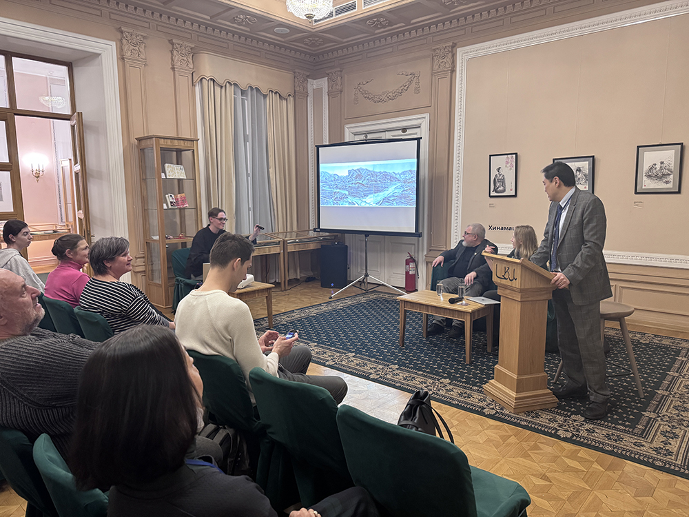 Приветственная речь директора Культурного центра г-на Пак Чжун Гона перед презентацией в ЦВЛ РГБ