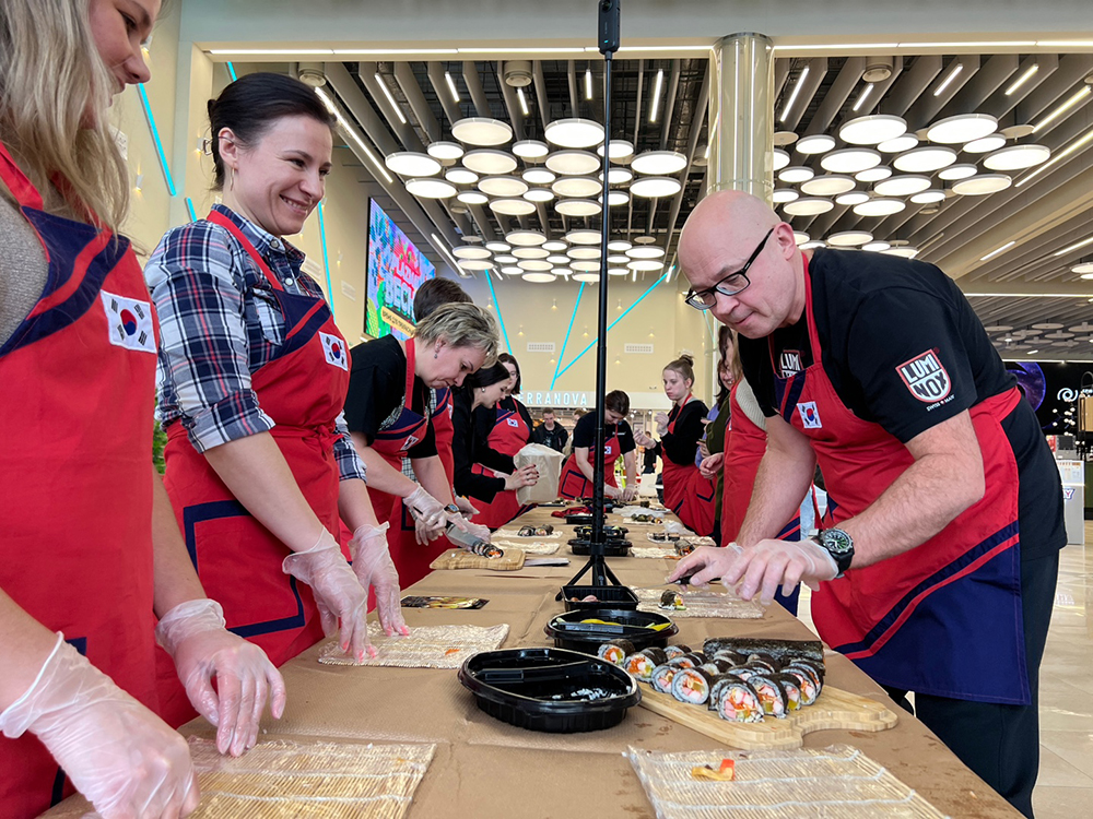 Участники готовят кимпаб