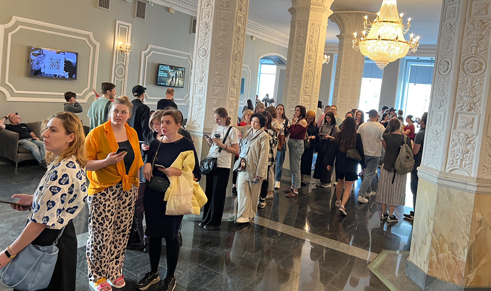 Зрители в ожидании начала сеанса