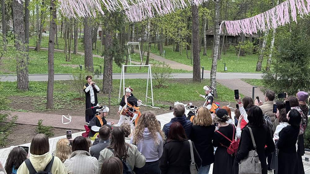 Выступление традиционного корейского ансамбля барабанщиков