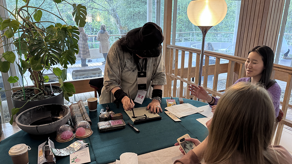 Художница Со Ёп написала каждому желающему фразу на хангыле