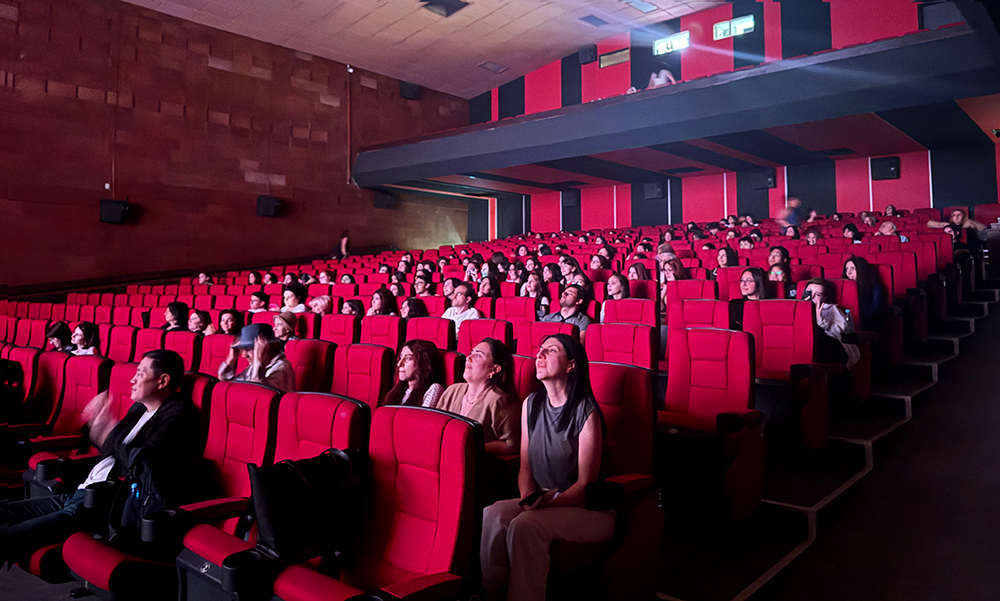 Դահլիճում ֆիլմ դիտող հանդիսատես