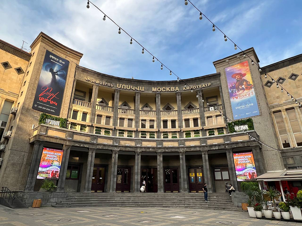 «Շունիկների իրարանցում» ֆիլմի պաստառը, «Կինոմոսկվա» կինոթատրոն