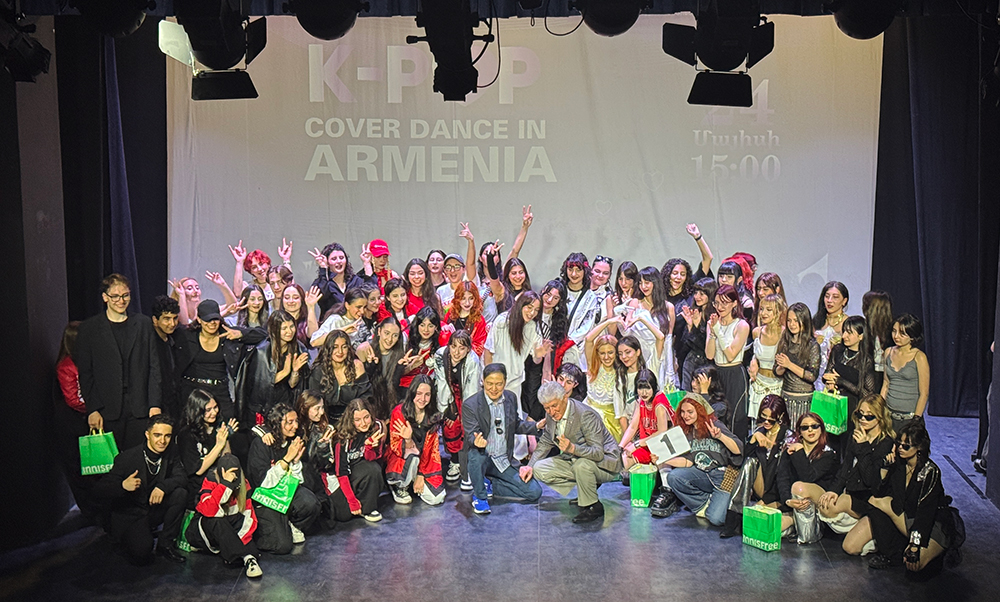 Բեմում խմբակային լուսանկար բոլոր պարային խմբերի հետ