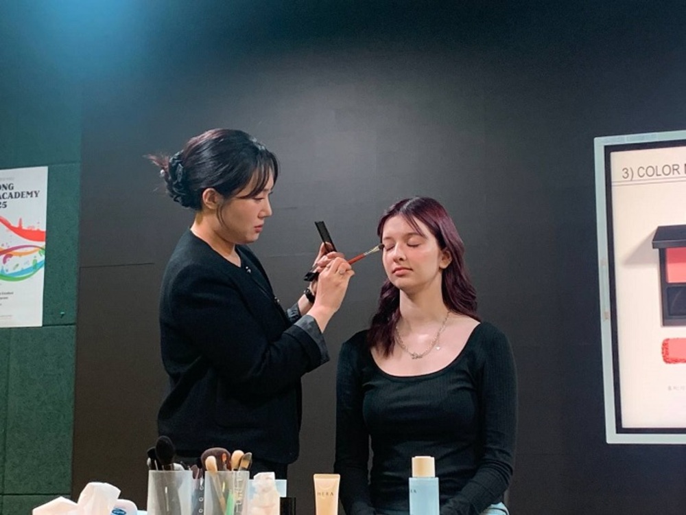 ​  ▲모델 메이크업 시연