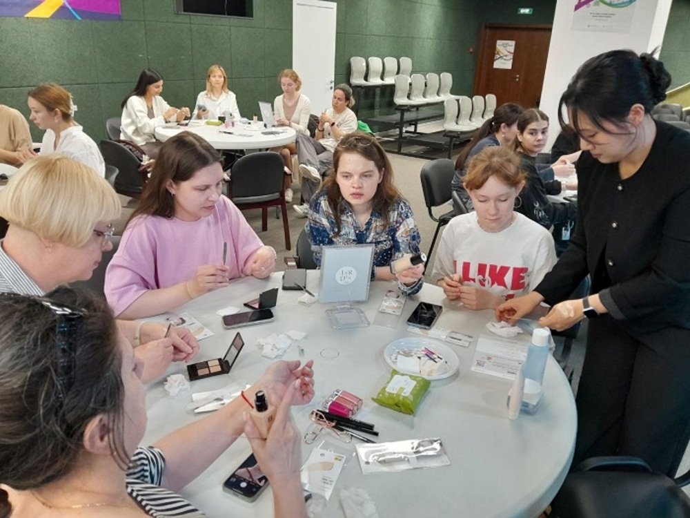 ▲Практическое занятие по макияжу