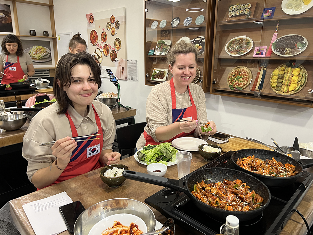 Салатные листья дополняют вкус блюда чеюк сампаб