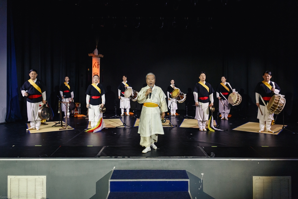 ​  ▲ Выступление группы Ким Доксу (1)