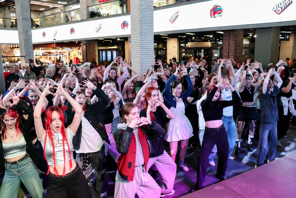  ▲ Зрители, участвующие в Random Dance