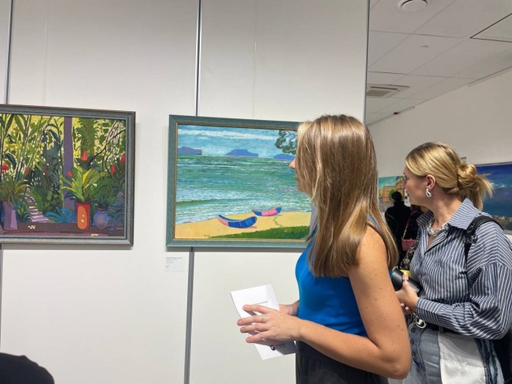 전시를 관람하는 방문객(2)