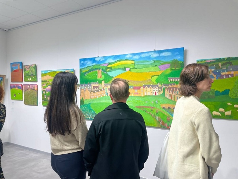 Посетители, осматривающие выставку (1)