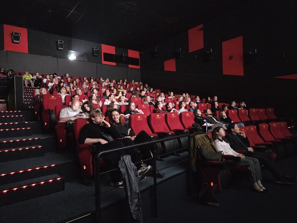 ▲Зрители во время просмотра фильма